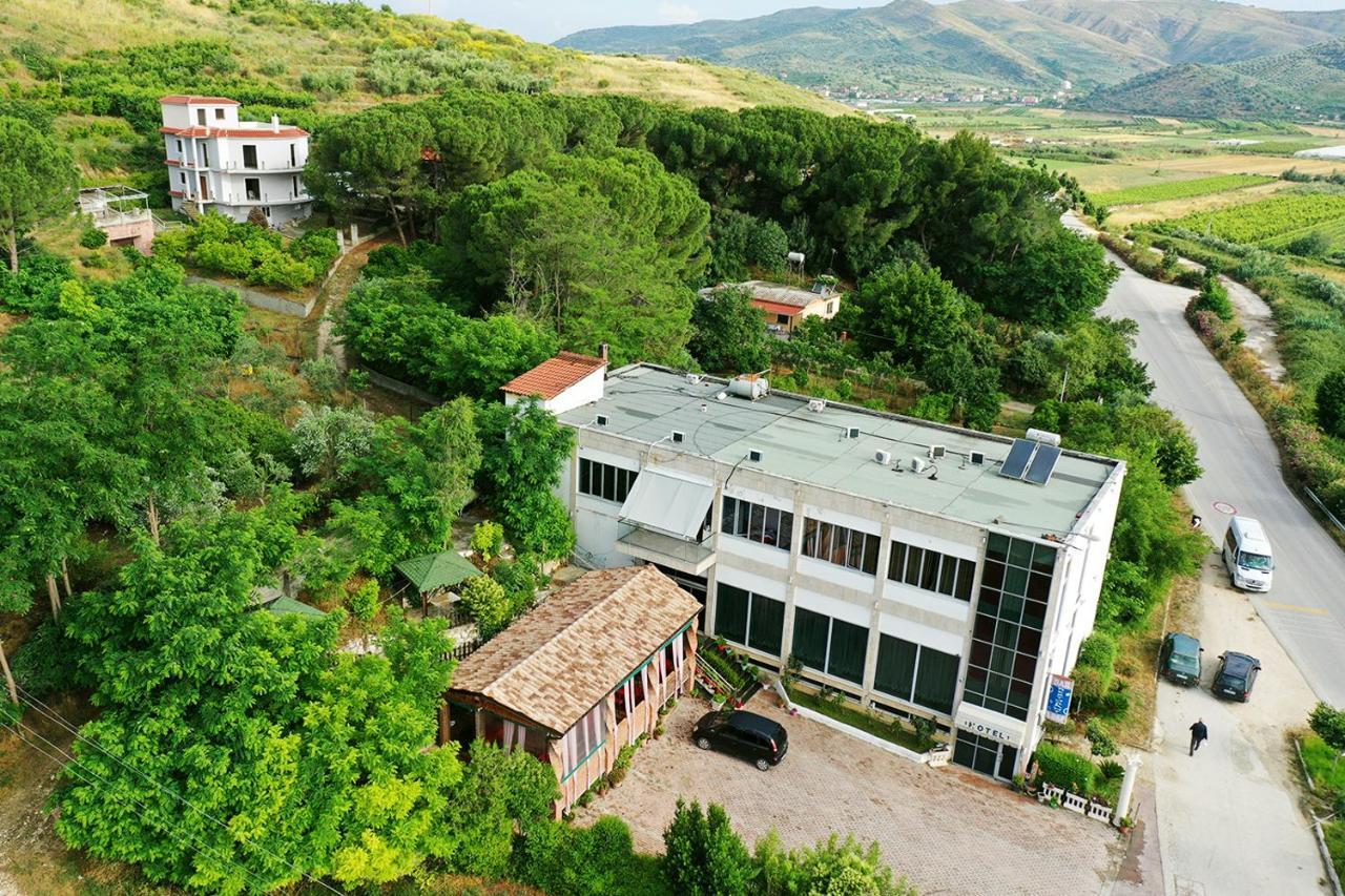 "Frogs House" Hotel & Restorant Slow Food Lushnjë Exterior foto