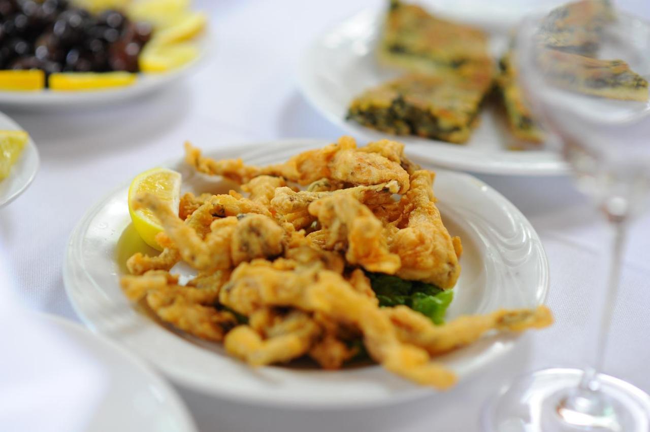 "Frogs House" Hotel & Restorant Slow Food Lushnjë Exterior foto