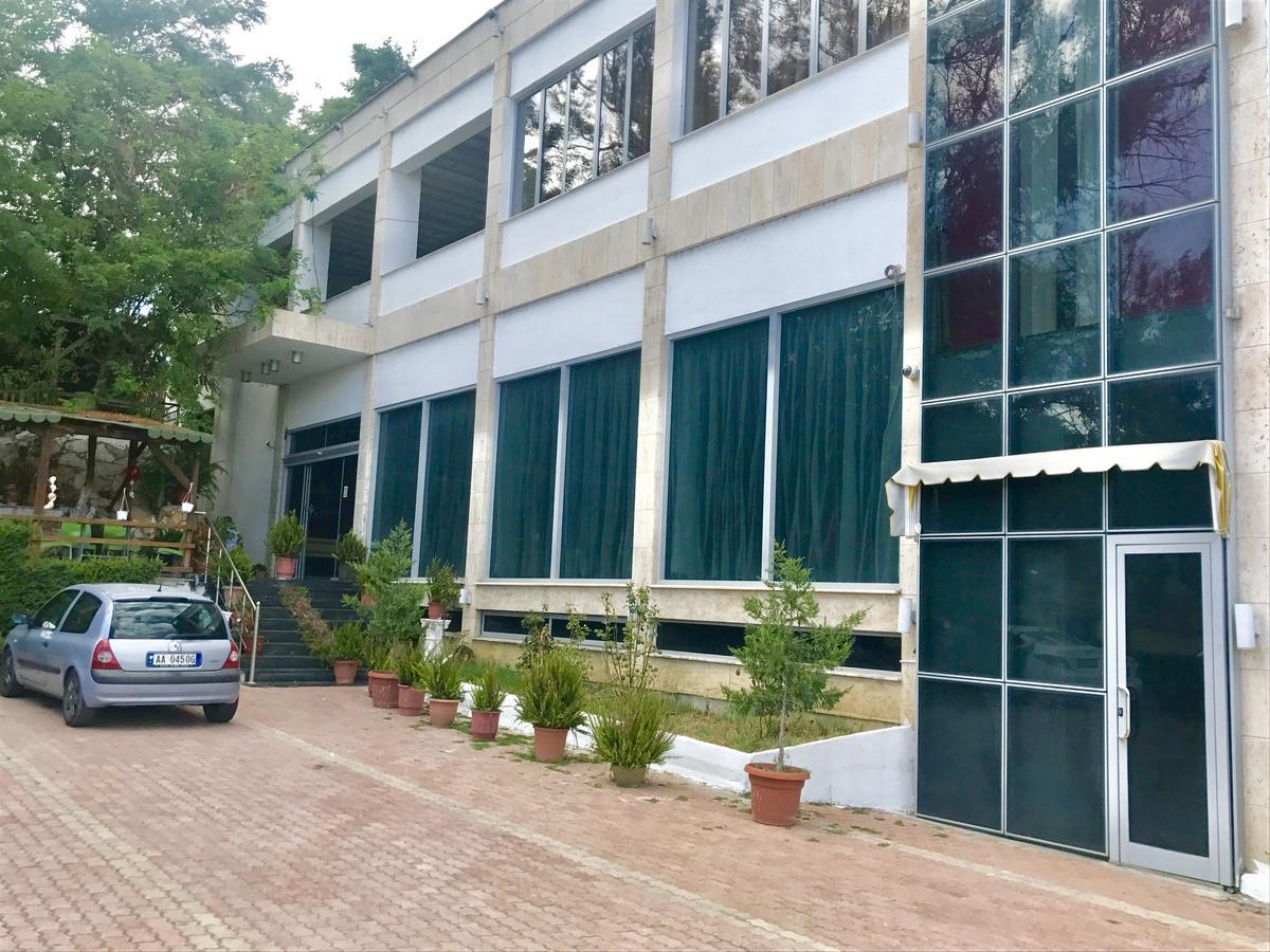 "Frogs House" Hotel & Restorant Slow Food Lushnjë Exterior foto